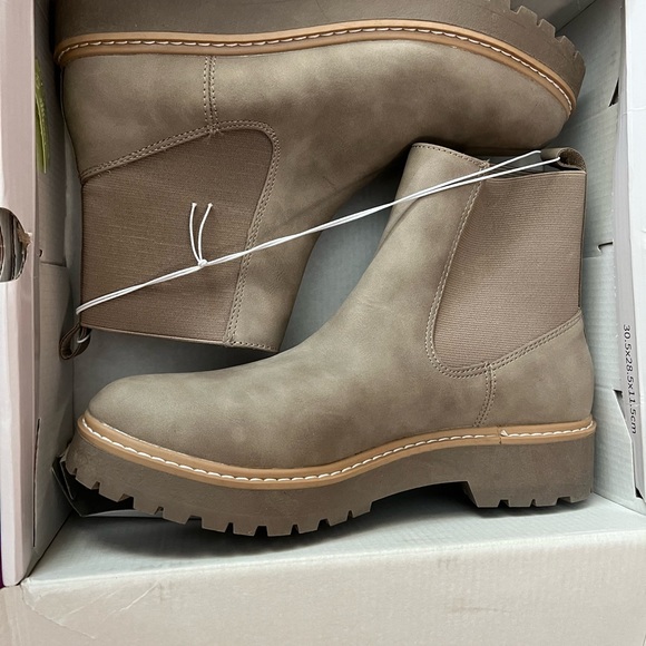 Dolce Vita Chelsea boot - Picture 4 of 5